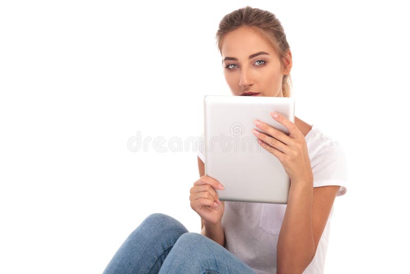 Junge zufällige Frau, die eine Tablette über ihrem Gesicht hält lizenzfreie stockfotografie Junge zufällige Frau, die eine Tablette über ihrem Gesicht hält lizenzfreie stockfotografie