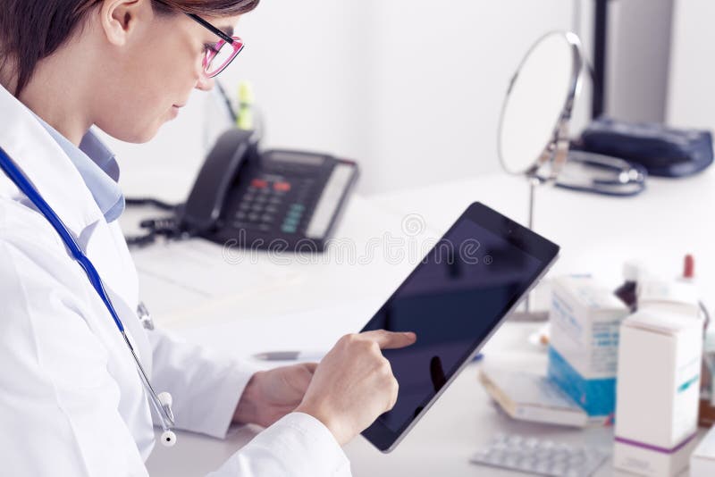 Junge Ärztin unter Verwendung des Tablet-Computers stockfotos Junge Ärztin unter Verwendung des Tablet-Computers stockfotos