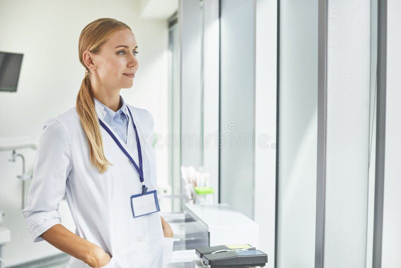 Junge Ärztinstellung im Ärztlichen Dienst lizenzfreies stockfoto Junge Ärztinstellung im Ärztlichen Dienst lizenzfreies stockfoto