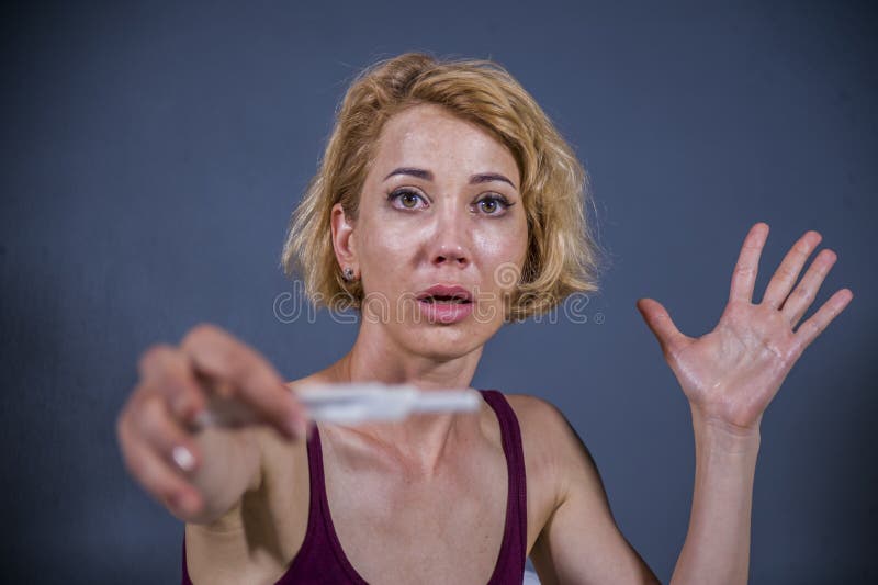 Junge überraschten und entsetzten die schwangere Frau, die Schwangerschaftstest des positiven Ergebnisses im Druck- und Ungläubig lizenzfreie stockfotografie Junge überraschten und entsetzten die schwangere Frau, die Schwangerschaftstest des positiven Ergebnisses im Druck- und Ungläubig lizenzfreie stockfotografie