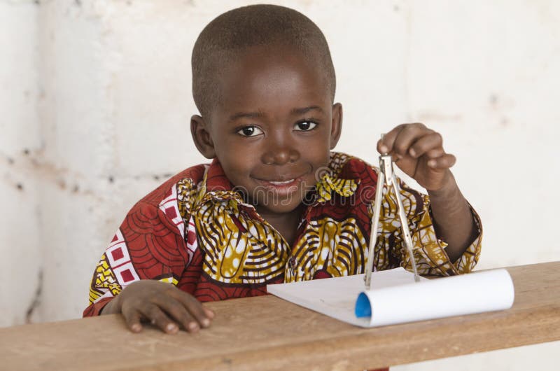 Jungen in der Wissenschaft - entzückender afrikanischer Junge, der einen Kompass während GEs verwendet