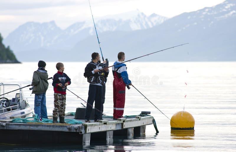 Jungen, die auf Fjord fischen stockfoto Jungen, die auf Fjord fischen stockfoto