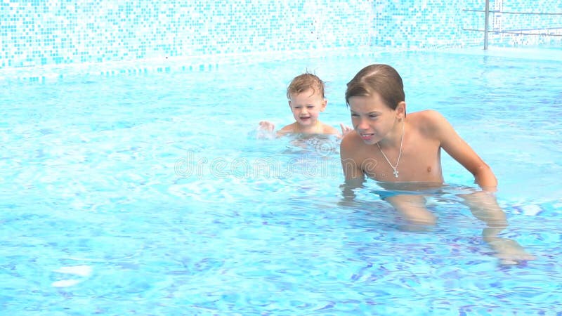 Jungen, die im Pool am Erholungsort schwimmen stock video