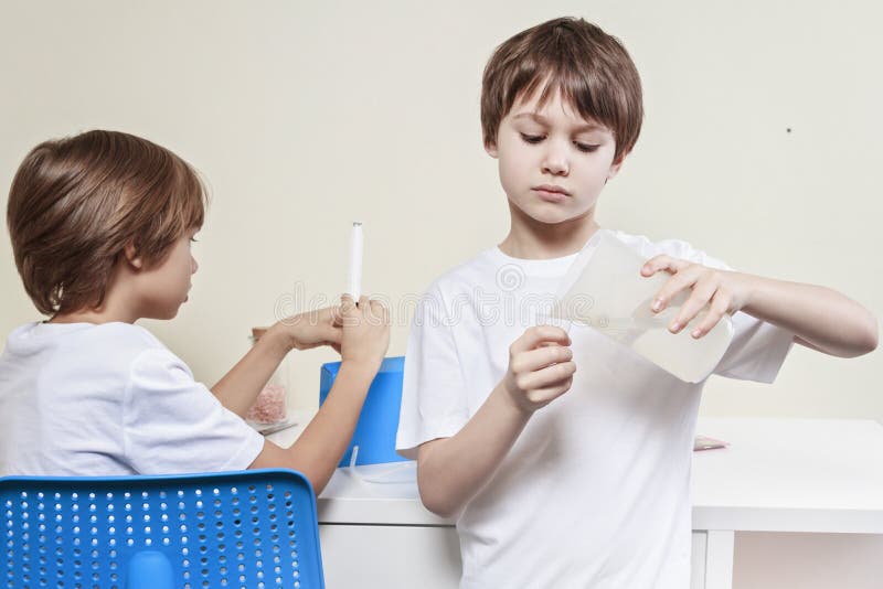 Jungen, die Wissenschaftsexperimente machen getrennte alte Bücher stockfotografie Jungen, die Wissenschaftsexperimente machen getrennte alte Bücher stockfotografie