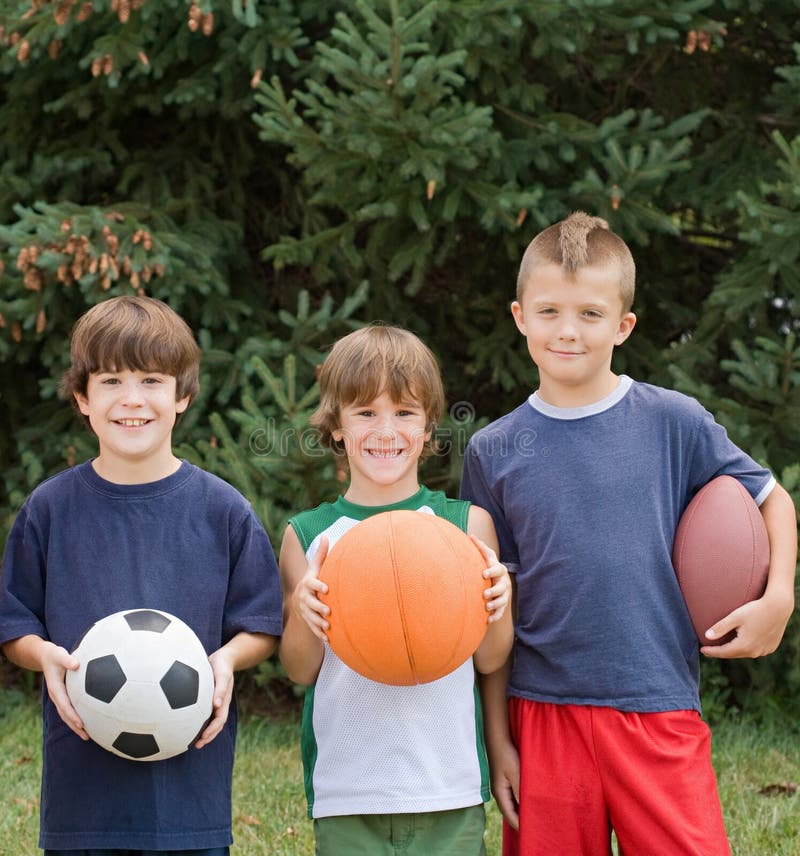 Jungen mit Sport-Kugeln lizenzfreie stockfotos Jungen mit Sport-Kugeln lizenzfreie stockfotos