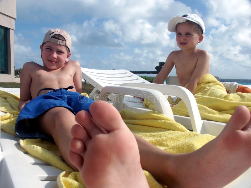 Jungen am Poolside lizenzfreie stockbilder