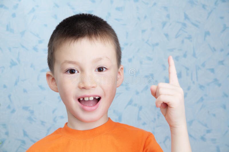 Jungen-Porträtnahaufnahme des Ideenkonzeptes entzückende, Problemkonzept lösend lizenzfreie stockfotos Jungen-Porträtnahaufnahme des Ideenkonzeptes entzückende, Problemkonzept lösend lizenzfreie stockfotos