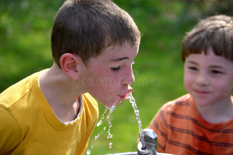 Jungen-Trinkbrunnen stockbilder Jungen-Trinkbrunnen stockbilder