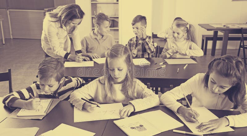 Positive Kleine Kinder Mit Lehrerzeichnung Im Klassenzimmer Stockbild Bild Von Ausbildung Studieren 95271705