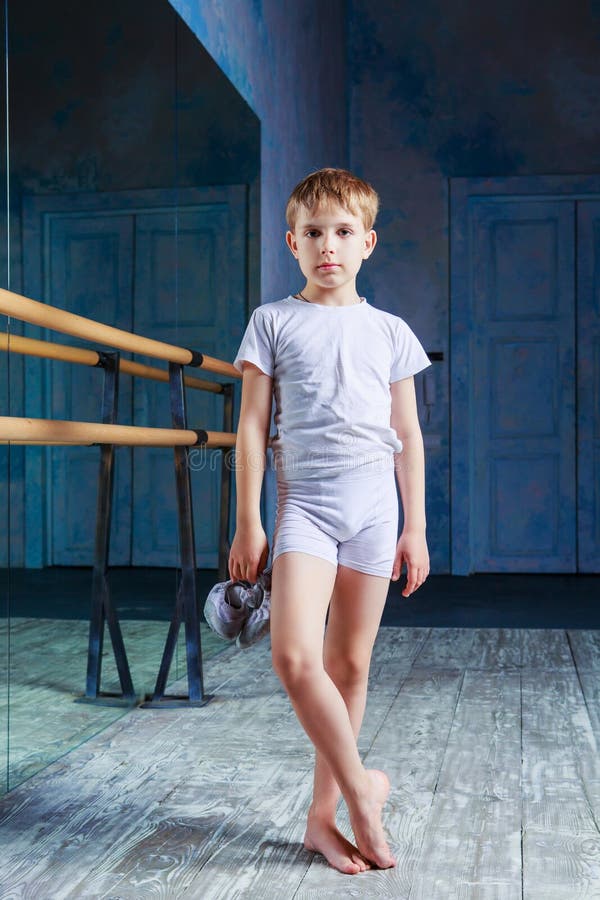Jungenballetttänzer, der an der Tanzklasse aufwirft stockbilder
