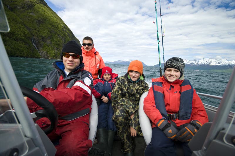 Jungenfischereireise im Boot