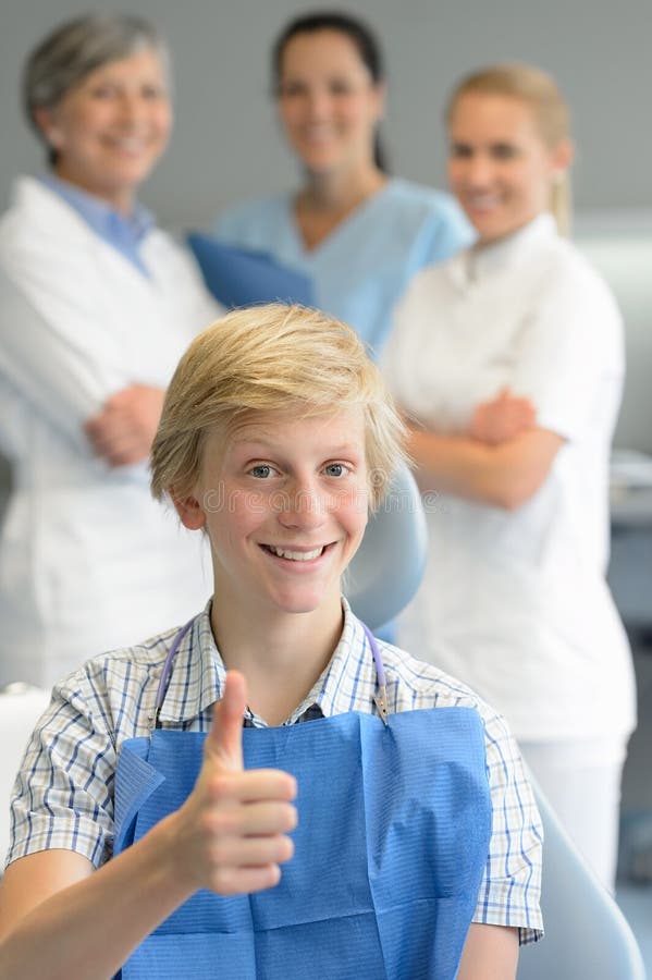 Jungengeduldiges Berufszahnarzt-Team thumbup lizenzfreie stockfotos Jungengeduldiges Berufszahnarzt-Team thumbup lizenzfreie stockfotos