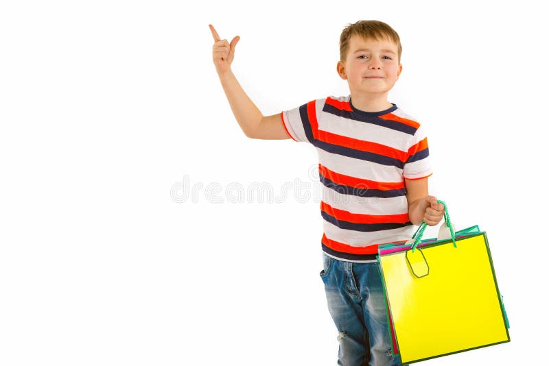 Jungenjunge, der Käufer mehrfarbigen Taschenfeiertagsverkauf hält. weißer Hintergrund lizenzfreies stockfoto