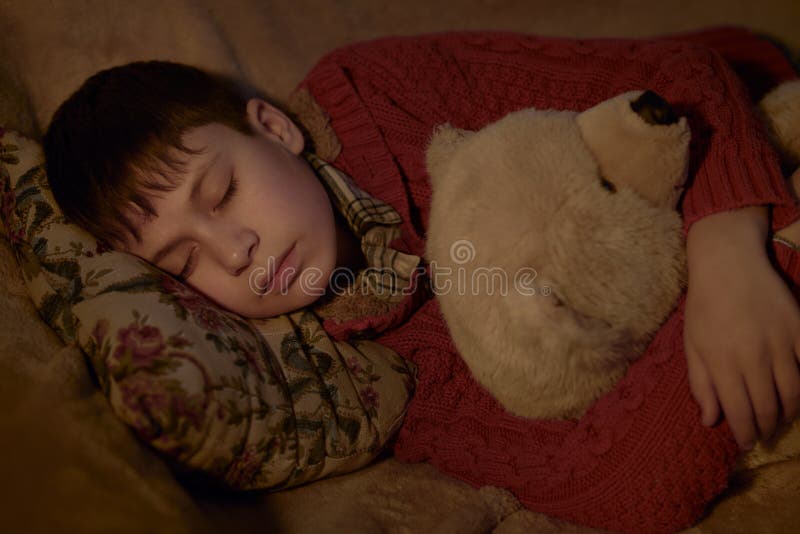 Jungenschlaf im Bett mit Bärnspielzeug lizenzfreies stockbild Jungenschlaf im Bett mit Bärnspielzeug lizenzfreies stockbild