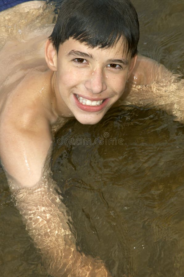 Jungenschwimmen lizenzfreie stockfotografie Jungenschwimmen lizenzfreie stockfotografie