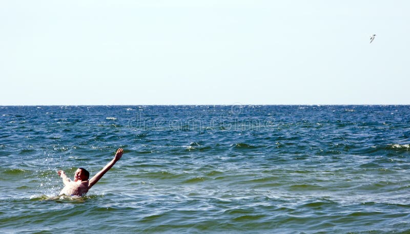Jungenschwimmen im Meer lizenzfreies stockbild Jungenschwimmen im Meer lizenzfreies stockbild