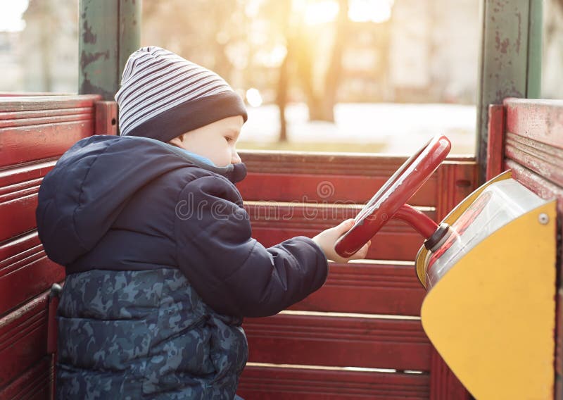 Jungenspiel im Spielplatz stockbilder Jungenspiel im Spielplatz stockbilder
