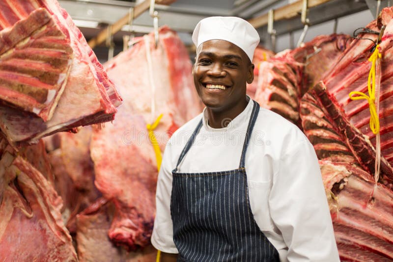 Junger afrikanischer männlicher Metzger lizenzfreies stockbild Junger afrikanischer männlicher Metzger lizenzfreies stockbild