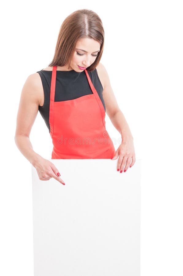 Junger Angestellter mit Schutzblech zeigend auf Pappe stockfoto Junger Angestellter mit Schutzblech zeigend auf Pappe stockfoto