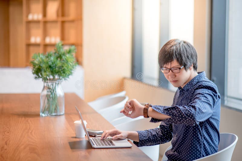 Junger asiatischer Geschäftsmann, der im Büro arbeitet stockfotos Junger asiatischer Geschäftsmann, der im Büro arbeitet stockfotos