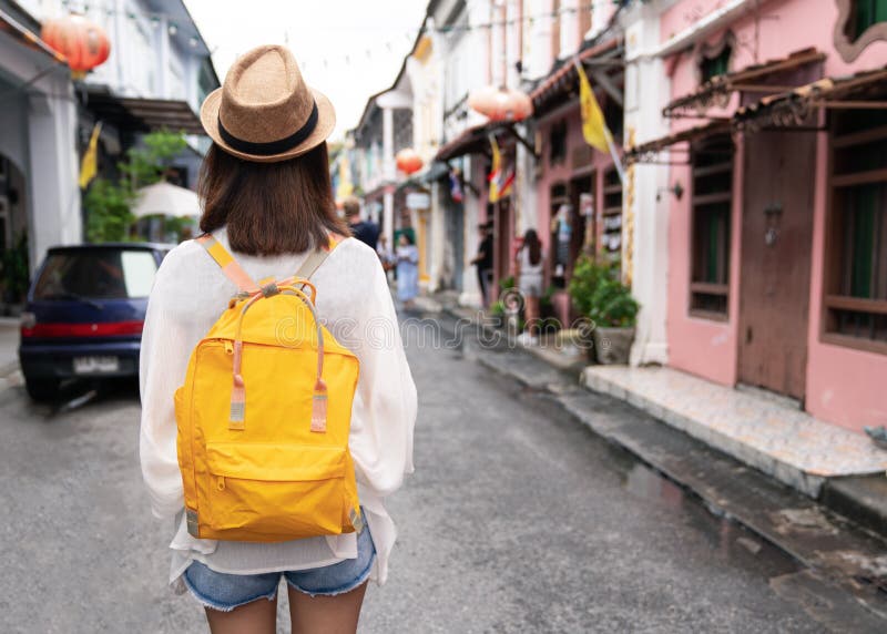 Junger asiatischer reisender Wanderer Markt Khaosan-Straße im im Freien in Bangkok, Thailand lizenzfreie stockfotografie Junger asiatischer reisender Wanderer Markt Khaosan-Straße im im Freien in Bangkok, Thailand lizenzfreie stockfotografie