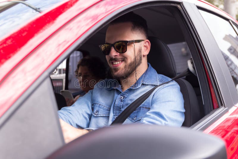 Junger Berufskraftfahrer, der Passagier zur Fahrt in privatem VE nimmt stockfoto Junger Berufskraftfahrer, der Passagier zur Fahrt in privatem VE nimmt stockfoto