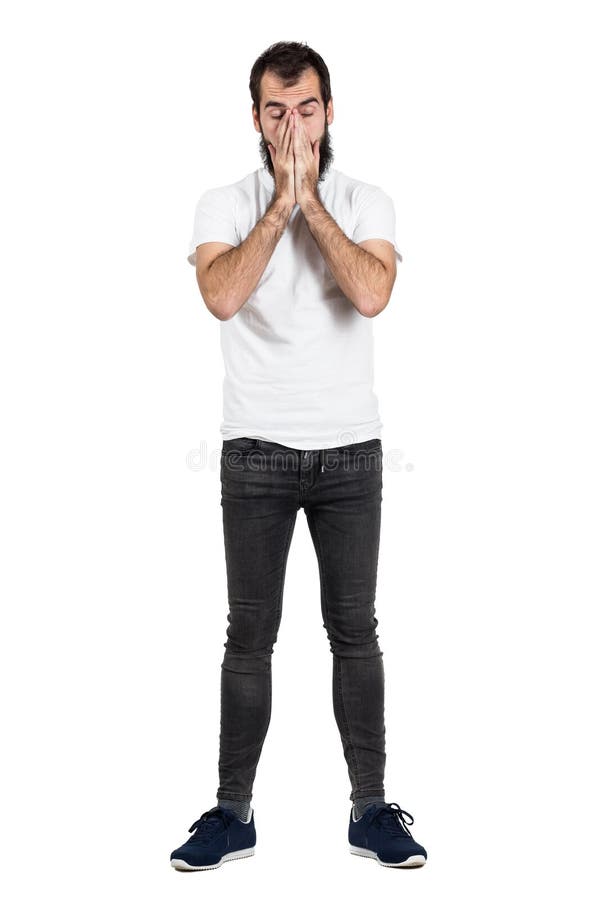 Junger bärtiger Hippie, der sein Gesicht mit den Händen niest und bedeckt stockfoto Junger bärtiger Hippie, der sein Gesicht mit den Händen niest und bedeckt stockfoto