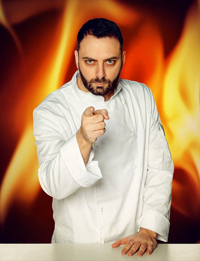 Junger Chef auf brennendem Hintergrund stockbild Junger Chef auf brennendem Hintergrund stockbild