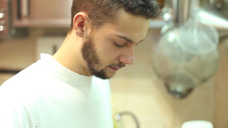 Junger Chef in der Küche stock footage