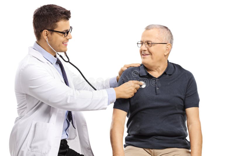 Junger Doktor, der herauf einen reifen m?nnlichen Patienten mit einem Stethoskop ?berpr?ft stockfotografie Junger Doktor, der herauf einen reifen m?nnlichen Patienten mit einem Stethoskop ?berpr?ft stockfotografie