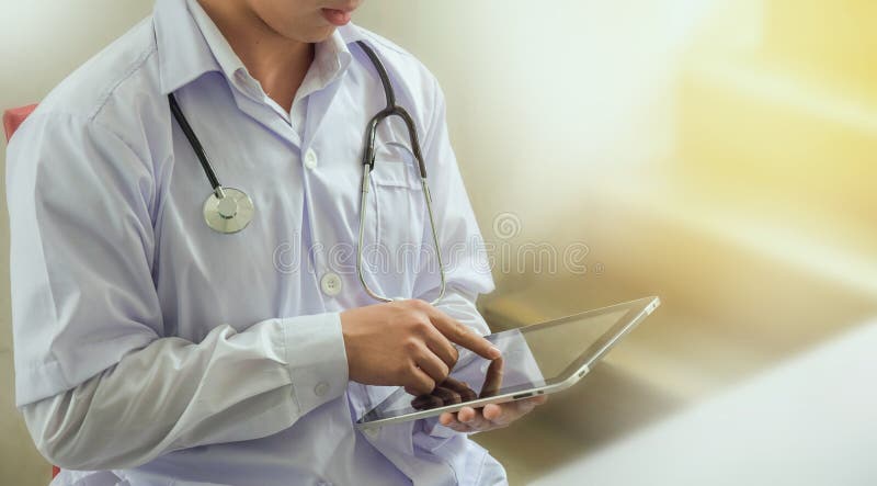 Junger Doktor, der mit digitales teblet elektronischen Gesundheitsakten Fernmedizin oder Konferenzschaltung, Technologiegesundhei lizenzfreies stockbild