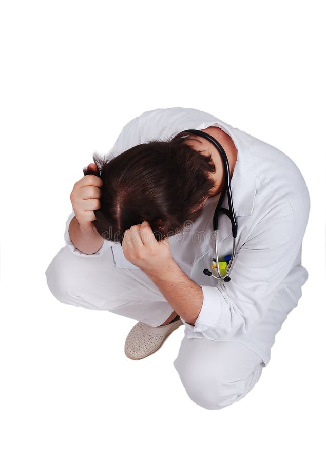 Junger Doktor, der sich mit den Händen auf seinem h hinsitzt lizenzfreie stockfotos Junger Doktor, der sich mit den Händen auf seinem h hinsitzt lizenzfreie stockfotos