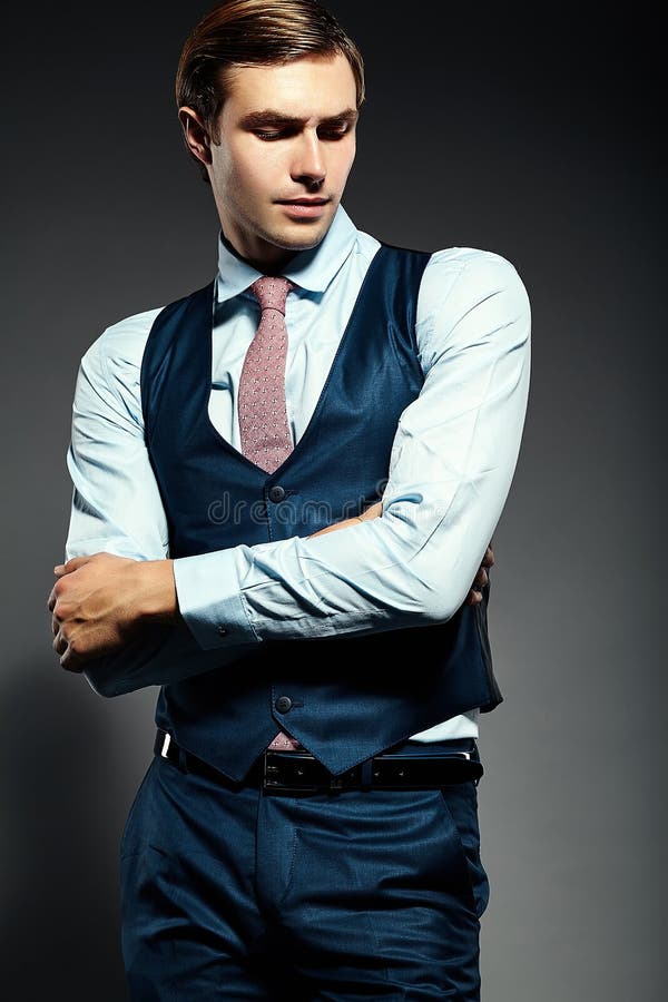 Junger eleganter hübscher Geschäftsmann in einer Klage lizenzfreies stockfoto Junger eleganter hübscher Geschäftsmann in einer Klage lizenzfreies stockfoto