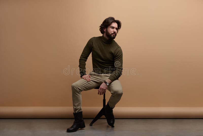 Junger eleganter Mann im Studio stockfotos Junger eleganter Mann im Studio stockfotos