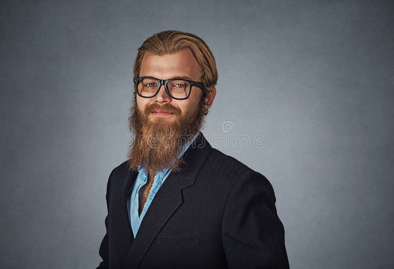 Junger ernster Geschäftsmann in den Gläsern, die gerade dem Kameralächeln betrachten lizenzfreies stockfoto Junger ernster Geschäftsmann in den Gläsern, die gerade dem Kameralächeln betrachten lizenzfreies stockfoto