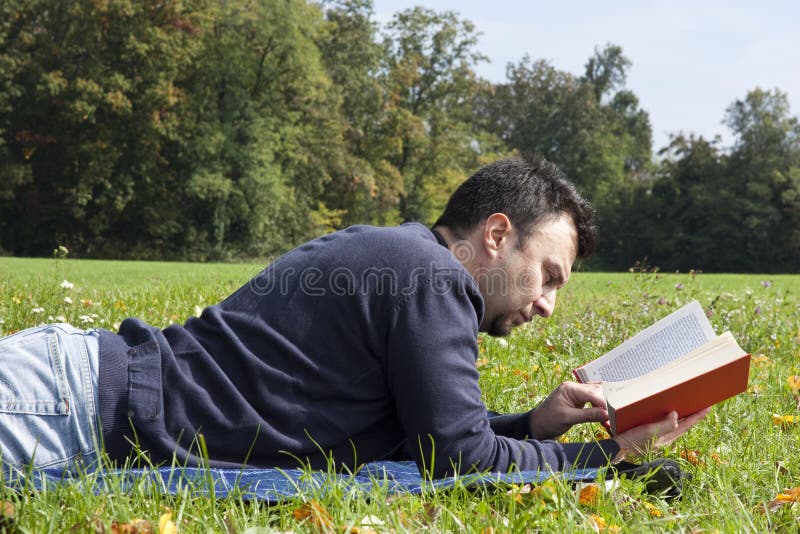 Junger erwachsener Messwert am Park stockfotografie Junger erwachsener Messwert am Park stockfotografie