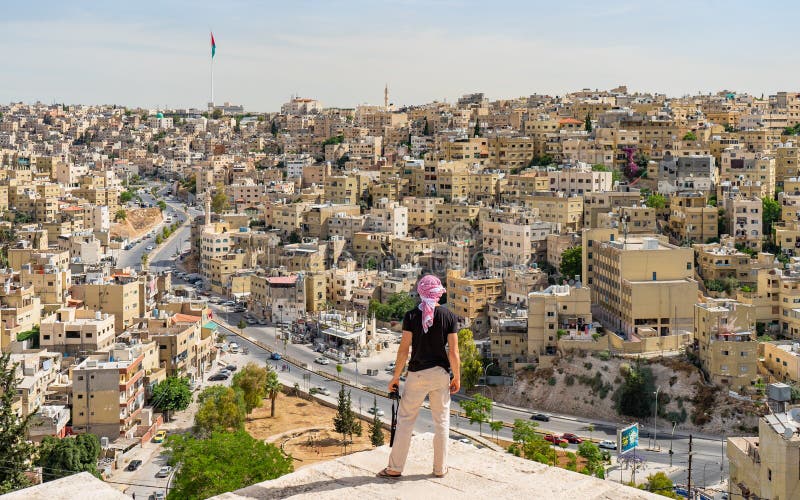 Junger Fotograf, der die Auffassung der Stadt Amman-Zitadelle genießt