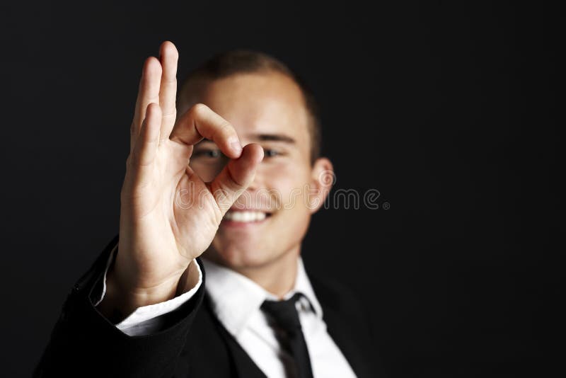 Junger Geschäftsmann auf Schwarzem lizenzfreies stockfoto Junger Geschäftsmann auf Schwarzem lizenzfreies stockfoto