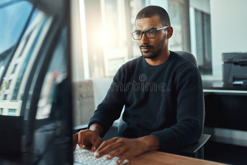 Junger Geschäftsmann, der am Arbeitsplatz arbeitet stockfoto Junger Geschäftsmann, der am Arbeitsplatz arbeitet stockfoto