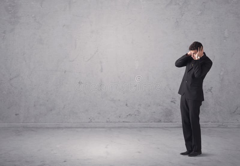 Junger Geschäftsmann, der verwirrt steht stockbild Junger Geschäftsmann, der verwirrt steht stockbild