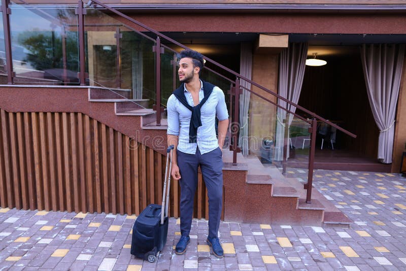 Junger Guy Arab Businessman Student Came gehen zum Restaurant mit SU stockbild
