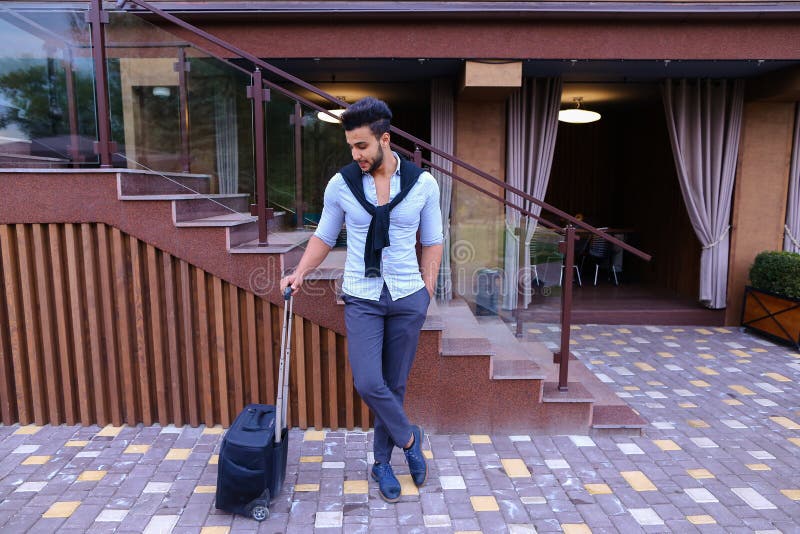 Junger Guy Arab Businessman Student Came gehen zum Restaurant mit SU stockfoto