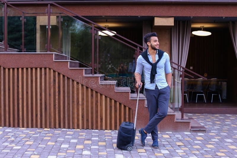 Junger Guy Arab Businessman Student Came gehen zum Restaurant mit SU lizenzfreies stockbild