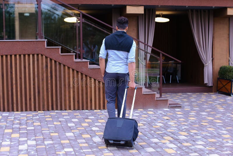 Junger Guy Arab Businessman Student Came gehen zum Restaurant mit SU lizenzfreie stockbilder
