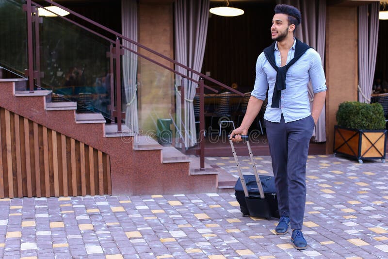 Junger Guy Arab Businessman Student Came gehen zum Restaurant mit SU lizenzfreies stockbild