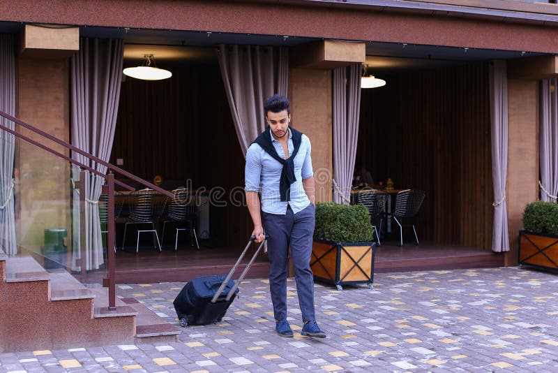 Junger Guy Arab Businessman Student Came gehen zum Restaurant mit SU stockfotografie