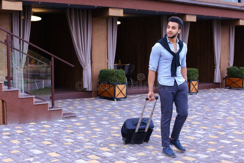 Junger Guy Arab Businessman Student Came gehen zum Restaurant mit SU stockfotos