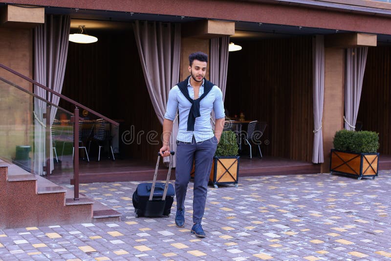 Junger Guy Arab Businessman Student Came gehen zum Restaurant mit SU lizenzfreie stockbilder