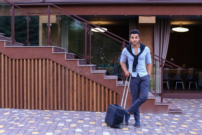 Junger Guy Arab Businessman Student Came gehen zum Restaurant mit SU lizenzfreies stockbild