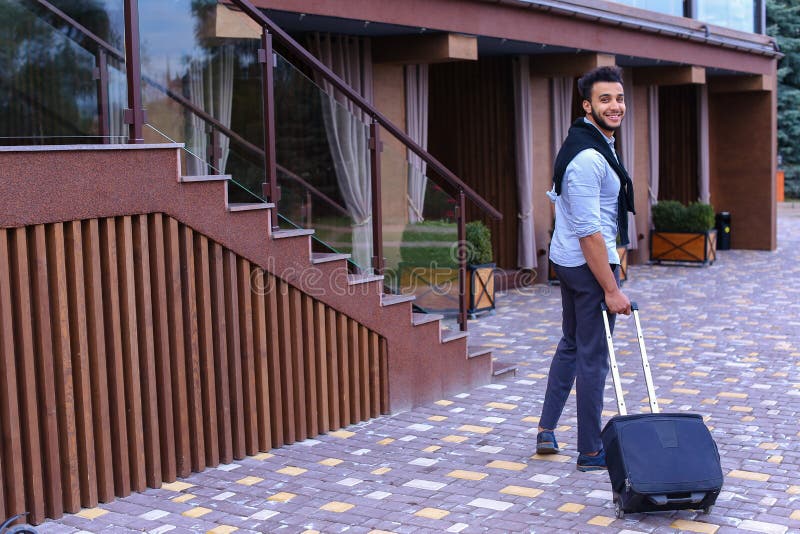 Junger Guy Arab Businessman Student Came gehen zum Restaurant mit SU stockbild